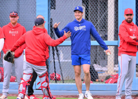 エンゼルスの選手たちと再会を喜ぶドジャースの大谷（中央）＝２４日、ロサンゼルス