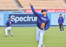 キャッチボールをするドジャースの大谷＝２５日、米ロサンゼルス