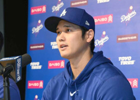 会見するドジャースの大谷＝２５日、米ロサンゼルス（Ｊｏｎ　ＳｏｏＨｏｏ／ＬＡＤｏｄｇｅｒｓ提供・時事）