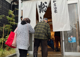 約３カ月ぶりに営業再開した「和倉温泉総湯」を訪れた住民ら＝２６日午前、石川県七尾市