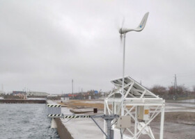 気象庁が新潟県上越市・直江津港に設置した津波観測装置＝２６日（同庁提供）