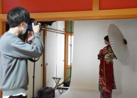 母親の振り袖を着て写真撮影に臨む新成人の女性＝２３日、金沢市