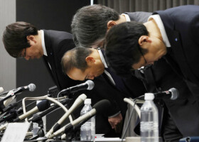 記者会見冒頭、頭を下げる小林製薬の小林章浩社長（左から２人目）ら＝２９日午後、大阪市北区