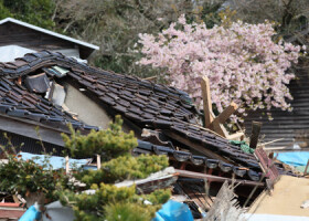 地震で津波が発生し、被害を受けた家屋＝３１日午前、石川県能登町白丸地区