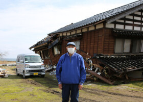 能登半島地震で父政則さんを亡くした横場松男さん＝２４日、石川県珠洲市