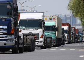 大井コンテナ埠頭（ふとう）周辺を走るトラック＝２０２３年７月、東京都品川区