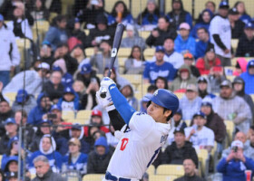 カージナルス戦の１回、安打を放つドジャースの大谷＝３０日、ロサンゼルス