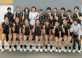 ハンドボールのパリ五輪女子世界最終予選に臨む日本代表チーム＝１日、東京都北区