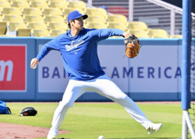 キャッチボールするドジャースの大谷＝２日、ロサンゼルス