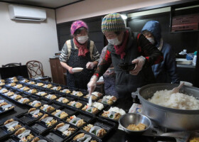 ボランティアらのために弁当を作る被災住民ら＝３月２６日、石川県珠洲市