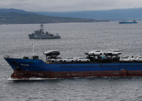 ロシアに向け、日本製の中古車を運ぶ輸送船＝２０２２年９月、ウラジオストク港（ＥＰＡ時事）
