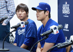 米大リーグ開幕シリーズを前に記者会見するドジャースの大谷翔平選手（右）。左は水原一平通訳（当時）＝３月１６日、ソウル