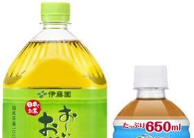 伊藤園が値上げする「お～いお茶　緑茶」（２リットル入り、左）と「健康ミネラルむぎ茶」（同社提供）