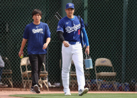 米大リーグ・ドジャースの大谷翔平選手（右）と水原一平容疑者＝２月２７日、アリゾナ州グレンデール（ＡＦＰ時事）