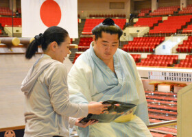勧進大相撲でファンにサインをする遠藤＝１６日、東京・両国国技館