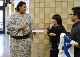 勧進大相撲でファンにサインをする大の里＝１６日、東京・両国国技館