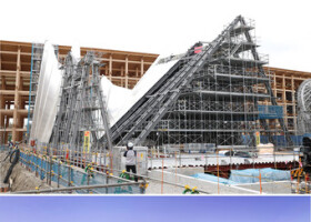 報道陣に公開された「ガスパビリオン」の建設現場（写真上、１６日撮影）と完成予定図（同下、日本ガス協会提供）