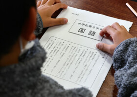 ２０２３年度の全国学力・学習状況調査（全国学力テスト）で児童に配られた国語の問題用紙＝２０２３年４月、東京都内の小学校