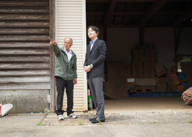 能登半島地震で被災した農家から被害状況の説明を受けられる秋篠宮さま＝１８日午前、石川県穴水町