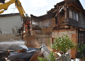 重機による解体、撤去が始まった被災家屋＝１７日、石川県穴水町