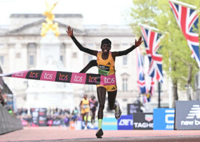 ロンドン・マラソンの女子で優勝したジェプチルチル＝２１日、ロンドン（ＡＦＰ時事）