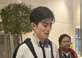 カタールリーグでの試合を終え、取材に応じるサッカー日本代表の谷口（左）＝２４日、カタール・アルラヤン