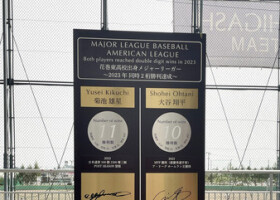 ２０２３年に米大リーグで菊池雄星、大谷翔平が２桁勝利を達成したことを記念し、花巻東高野球場のバックネット裏に設置されたモニュメント＝２６日、岩手県花巻市