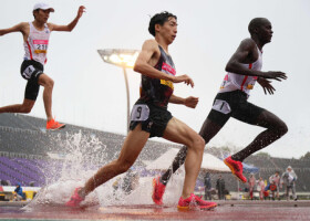 男子３０００メートル障害で優勝した三浦龍司（中央）の力走＝２９日、ホットスタッフフィールド広島