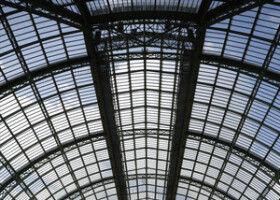ガラス屋根の天井が特徴的な歴史的建造物のグランパレ。改修工事が行われ、パリ五輪ではフェンシングなどが行われる。＝４月１５日、パリ（ＥＰＡ時事）