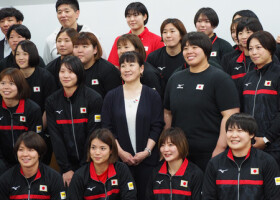 柔道女子日本代表の強化合宿を訪れた谷亮子さん（手前から２列目中央）＝３０日、東京都北区