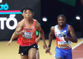 世界選手権男子４００メートルリレー決勝、米国のライルズ（右）と競り合うサニブラウン＝２０２３年８月、ブダペスト