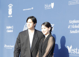 チャリティーイベントに参加したドジャースの大谷翔平（左）と妻の真美子さん＝２日、ロサンゼルス（代表撮影・時事）