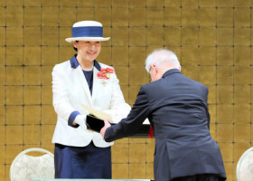 全国赤十字大会で有功章を授与される皇后さま＝１５日午前、東京都渋谷区の明治神宮会館（代表撮影）