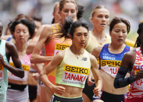 女子１５００メートルで力走する田中希実（手前）＝１９日、東京・国立競技場