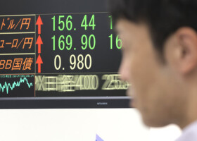 東京債券市場で長期金利が０．９８０％に上昇したことを示すモニター＝２１日午前、東京都中央区
