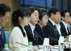 男女共同参画会議で発言する林芳正官房長官（左から３人目）＝３１日午後、首相官邸