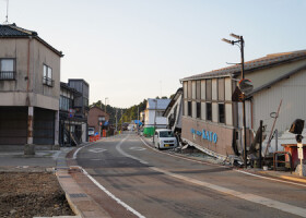 能登半島地震で、建物が倒壊したままの商店街＝５月２９日、石川県穴水町