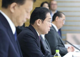 経済財政諮問会議で発言する岸田文雄首相＝４日、首相官邸