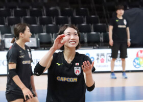 練習中に笑顔を見せるバレーボール女子日本代表の古賀紗理那（手前）＝１１日、北九州市