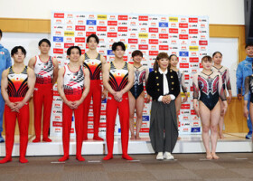 コシノヒロコ氏（前列右から３人目）がパリ五輪に向けデザインした新しい体操日本代表のユニホーム＝１１日、東京都北区の味の素ナショナルトレーニングセンター