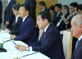 経済財政諮問会議で発言する岸田文雄首相（右から２人目）＝１１日午後、首相官邸