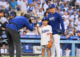 始球式に参加した少年と写真に納まるドジャースの山本（右）＝１３日、ロサンゼルス