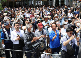 東京都知事選が告示され、街頭演説に集まった人たち＝２０日午前、東京都中野区