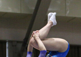 パリ五輪代表選考会女子決勝で演技する森ひかる＝５月１２日、群馬・ヤマト市民体育館前橋