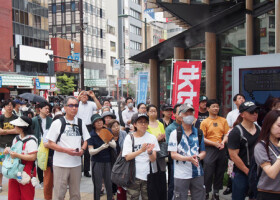 東京都知事選候補者の演説を聞く有権者＝６月２７日、東京都台東区