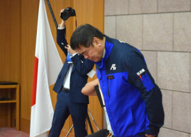 能登半島地震から半年を迎え、黙とうする石川県の馳浩知事＝１日午前、同県庁