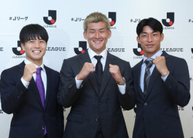 パリ五輪代表に選出され、笑顔でポーズを取る（左から）川崎、西尾、半田＝３日、大阪市