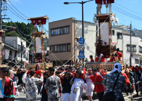 あばれ祭でキリコを担ぐ人々＝５日、石川県能登町