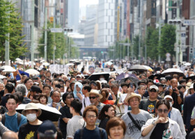 選挙戦最終日を迎え、候補者の演説を聞く有権者ら＝６日午後、東京都中央区