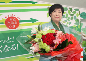 東京都知事選で勝利し、花束を手にする小池百合子氏＝７日午後、東京都新宿区